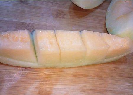 蛇形瓜吃要削皮吗,蛇形瓜食用前的去皮技巧揭秘