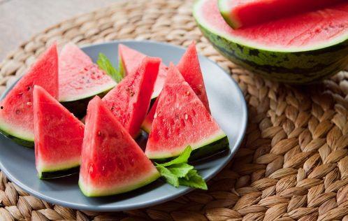 坐板凳吃瓜喽,畅享夏日悠闲时光